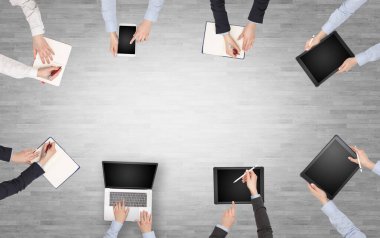 Bir grup insan ile aygıt Resepsiyon tartışma ve dizüstü bilgisayarlar, tabletler takım üzerinde eller içinde