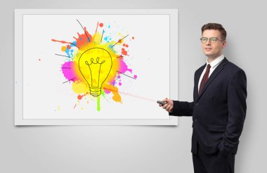 Adam yeni bir fikir sunan beyaz tahta üzerinde