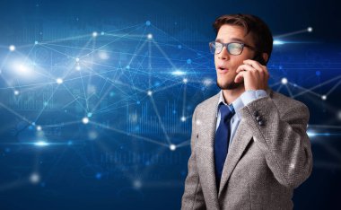 Ağ kavramı ile telefonda konuşuyor
