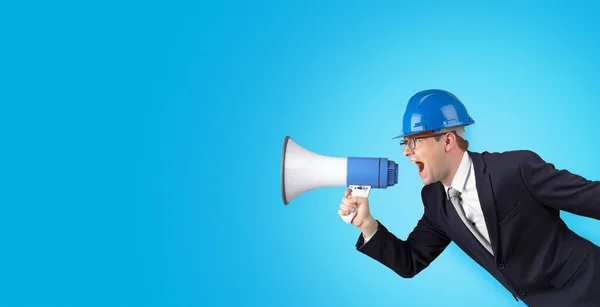 Jovem arquiteto gritando com megafone — Fotografia de Stock