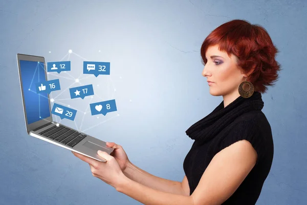 Frau hält Laptop mit Social-Media-Benachrichtigungen — Stockfoto