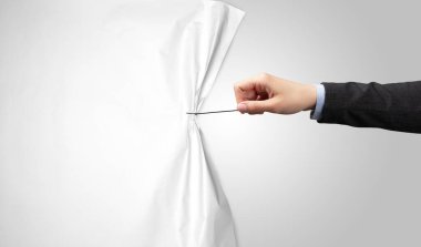 El çekerek beyaz kağıt perde