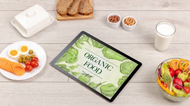 Masada taze yemek var.