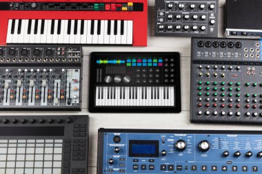 Tablet ve müzik aleti kavramı üzerinde piyano app