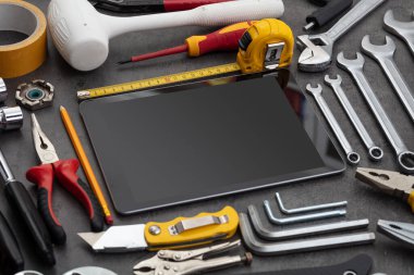 Ev aletleri ve tablet ile boş perde
