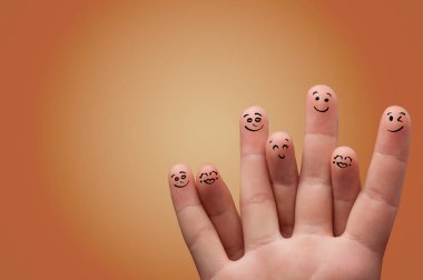 Birbirinizi sevmeyi smiley parmak