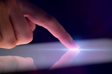 Tablet koyu arka plan ile dokunmadan parmak