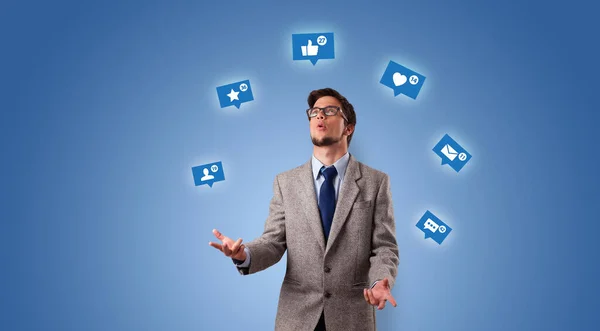 Persoon jongleren met sociale media symbolen — Stockfoto