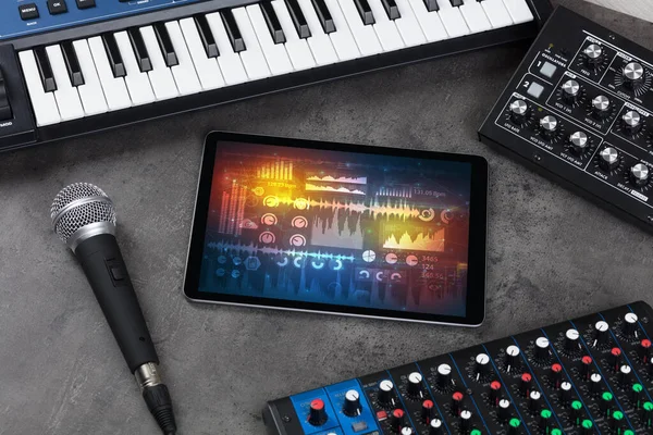 Elektronické hudební nástroje a tabletu s konceptem zprávy — Stock fotografie