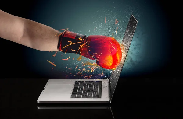 Arm slår starkt laptop skärm — Stockfoto