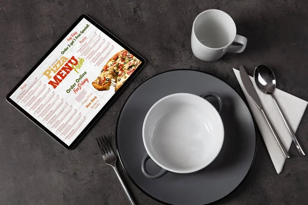 Menú de pizza online con concepto de vajilla — Foto de Stock