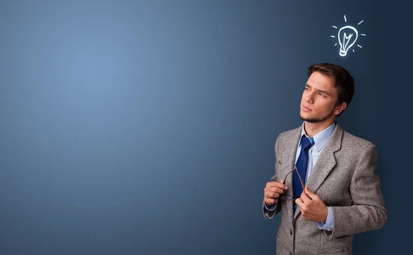 Joven estudiante buscando una nueva idea — Foto de Stock