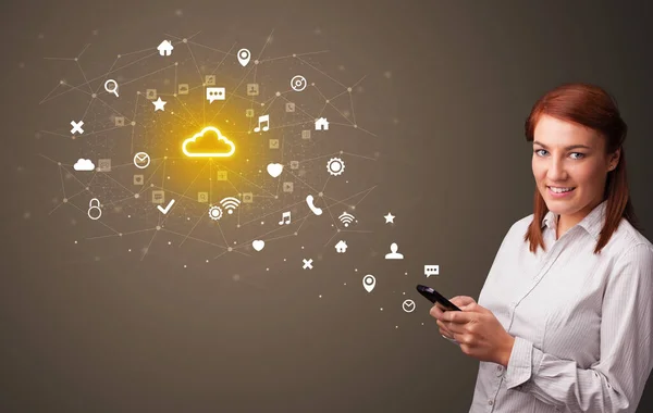 Persona que usa el teléfono con concepto de tecnología en la nube —  Fotos de Stock