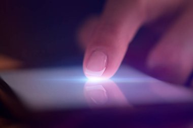 Koyu arka plan ile telefon dokunmak parmak