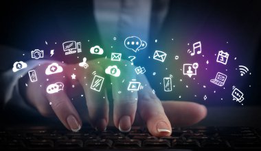 Klavye uygulama simgeleri ile yazarak kadın