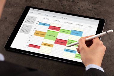 İş kadını zamanlama her programı Tablet