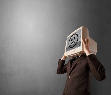 Baş monitör ile genç kişi