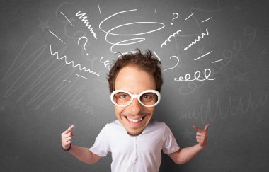 Arka planda çizilmiş tahta ve beyaz tebeşir ile küçük vücut üzerinde büyük kafa