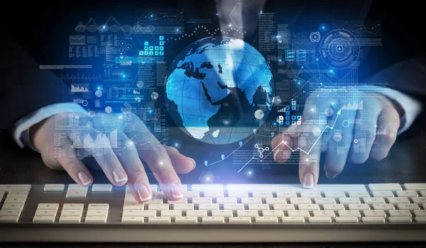 Uluslararası sistem konsepti ile klavye yazarak kadın