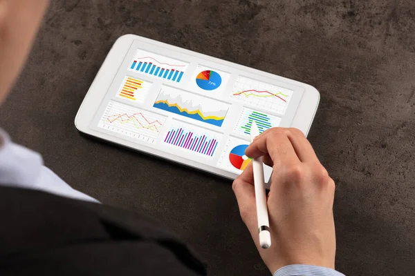 Business woman making reports on tablet — Stock Photo, Image