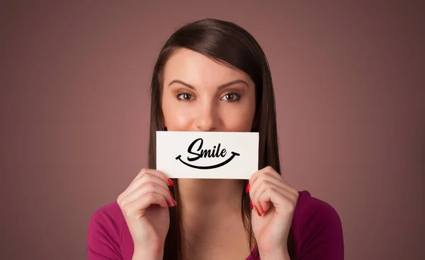 Persona que sostiene la tarjeta con sonrisa —  Fotos de Stock