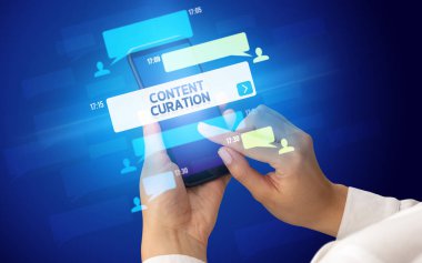 Sosyal medya kavramına sahip akıllı telefon kullanımı