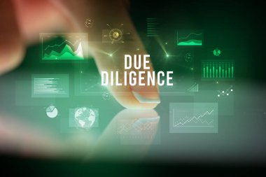 İş grafikleri ve simgeler konseptiyle tablete dokunmak