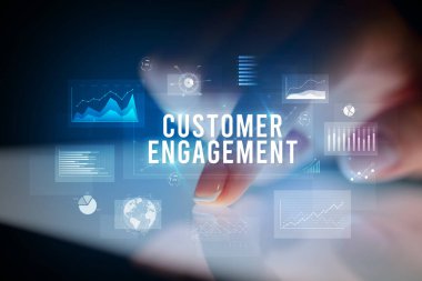 İş grafikleri ve simgeler konseptiyle tablete dokunmak