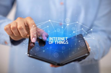 Katlanabilir akıllı telefonu olan bir iş adamı, yeni teknoloji konsepti