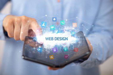 İş adamı katlanabilir bir akıllı telefon tutuyor, teknoloji konsepti