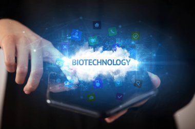 İş adamı katlanabilir bir akıllı telefon tutuyor, teknoloji konsepti