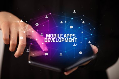 Katlanabilir akıllı telefonu olan bir iş adamı, yeni teknoloji konsepti