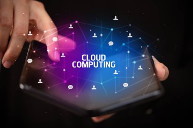 Katlanabilir akıllı telefonu olan bir iş adamı, yeni teknoloji konsepti