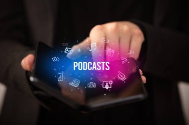 Katlanabilir akıllı telefonu olan bir iş adamı, sosyal medya kavramı