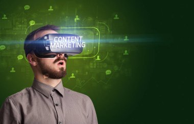 Sanal gerçeklik gözlükleriyle bakan iş adamı, sosyal medya kavramı