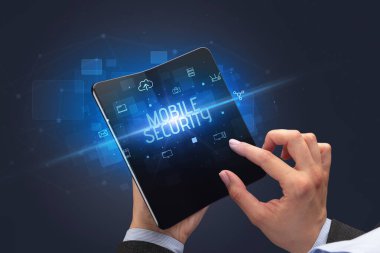 Katlanabilir akıllı telefonu olan bir iş adamı, güvenlik konsepti