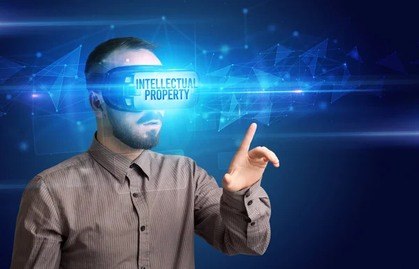 Homme d'affaires regardant à travers des lunettes de réalité virtuelle, concept de sécurité virtuelle — Photo
