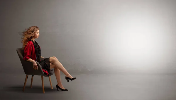 Elegant woman modeling in an empty studio — Stock Photo, Image