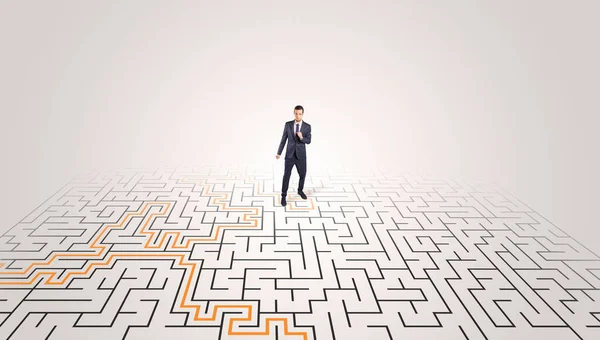Ung entreprenör står i mitten av en labyrint — Stockfoto