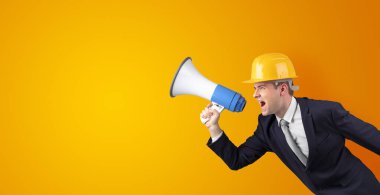 Genç Mimar megafon ile bağırıyor