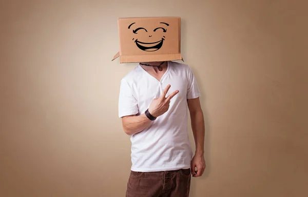 Genç adamla kafasında karton kutu — Stok fotoğraf
