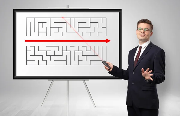 Geschäftsmann präsentiert möglichen Ausstieg aus einem Labyrinth — Stockfoto