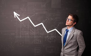 Artan grafik kavramı ile duran kişi