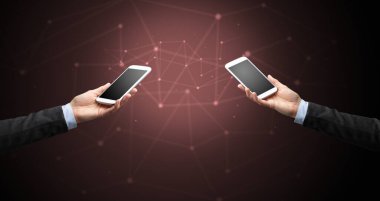 Akıllı telefonlar holding iki eller yakın çekim