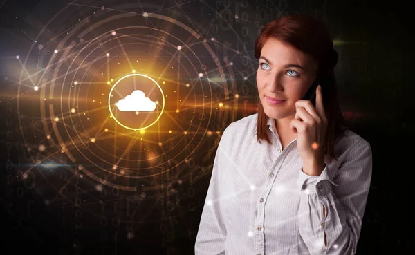 Person som pratar i telefon med cloud teknik konceptet — Stockfoto