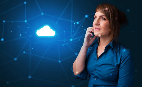 Persona che parla al telefono con concetto di tecnologia cloud — Foto Stock