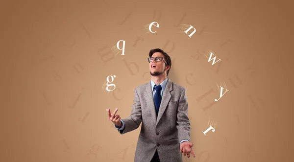 Person jongliert mit Buchstaben — Stockfoto