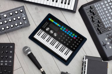 Tablet ve müzik aleti kavramı üzerinde piyano app