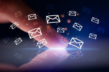 Beyaz mesaj sembolleri yukarıdaki tabletiyle dokunmadan parmak