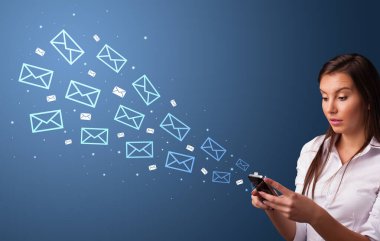 Telefonunuzun ve posta konseptiyle işkadını